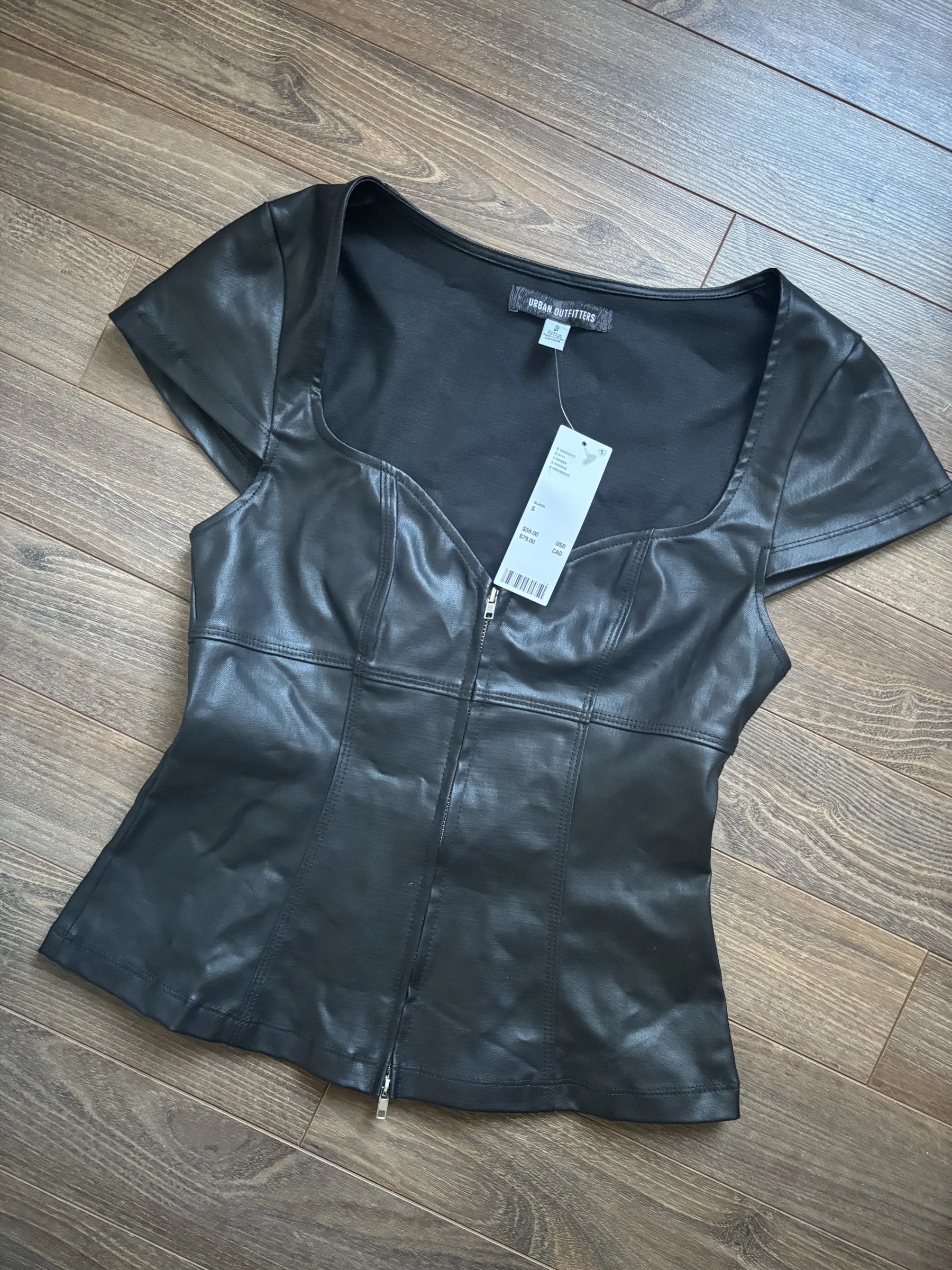 T-shirt moulant en faux cuire Urban Outfitters seconde main