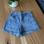 Featured thumbnail for Mom short en jeans