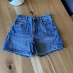 Featured thumbnail for Mom short en jeans foncé