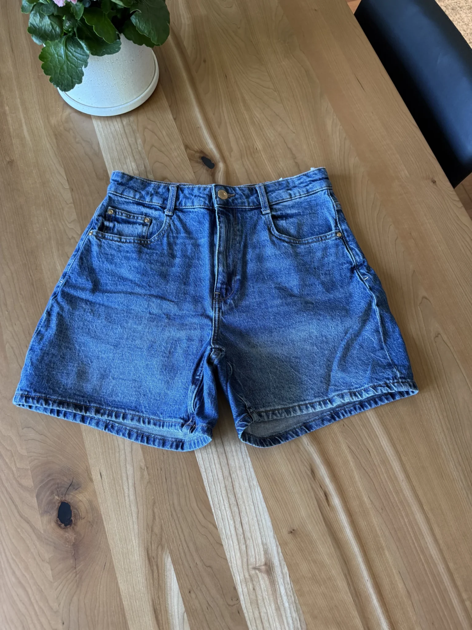 Featured image for Mom short en jeans foncé
