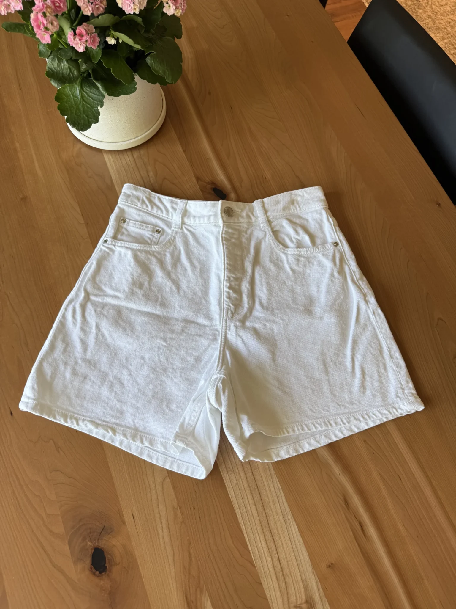 Featured image for Mom short blanc