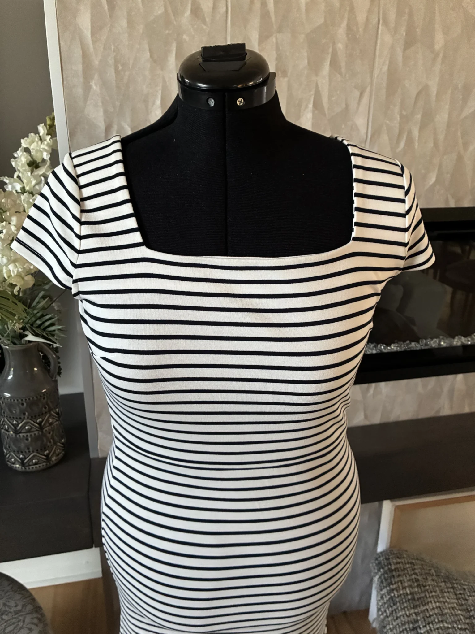 Featured image for Robe à rayure blanche et noir