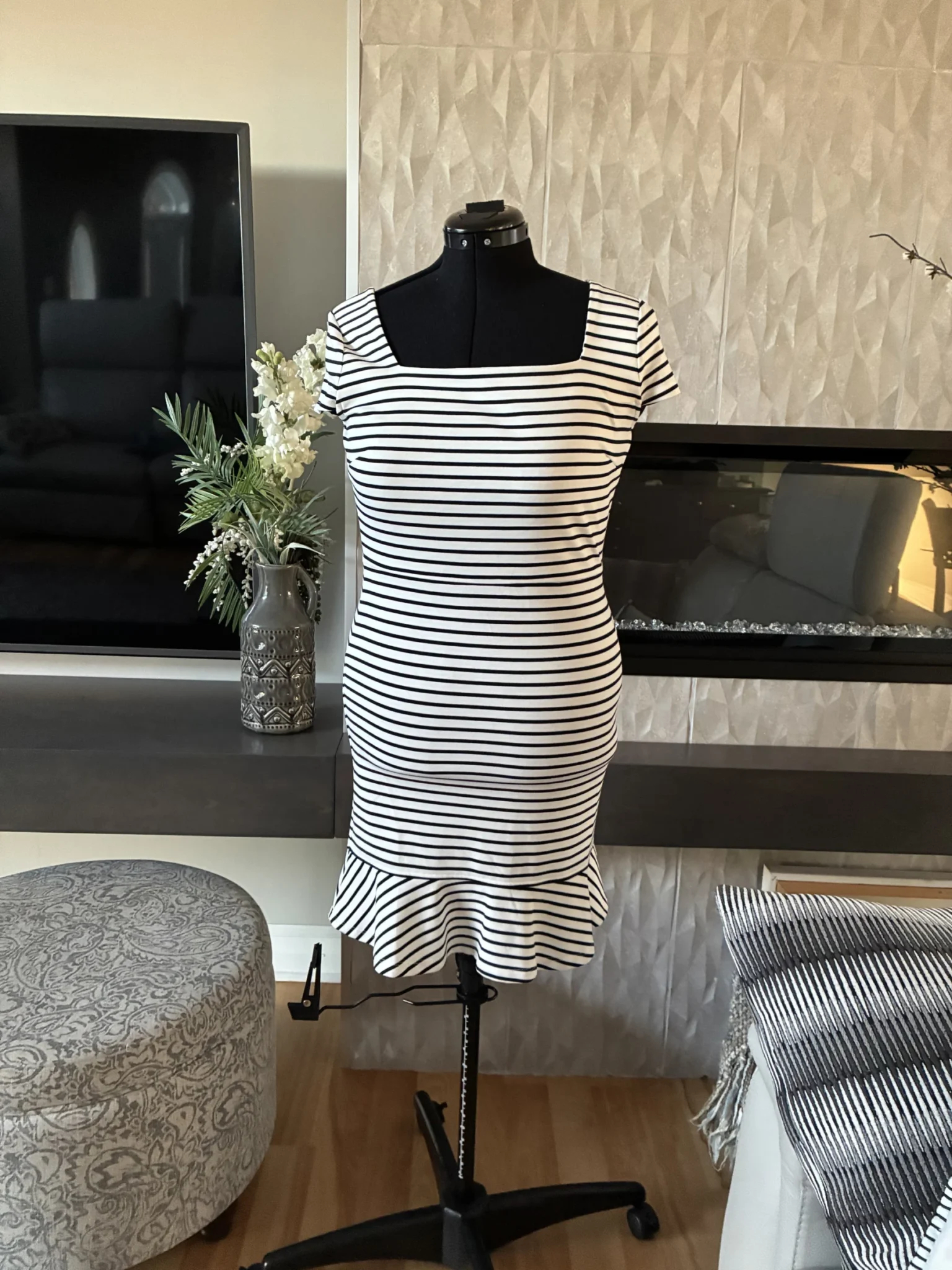 Image for Robe à rayure blanche et noir