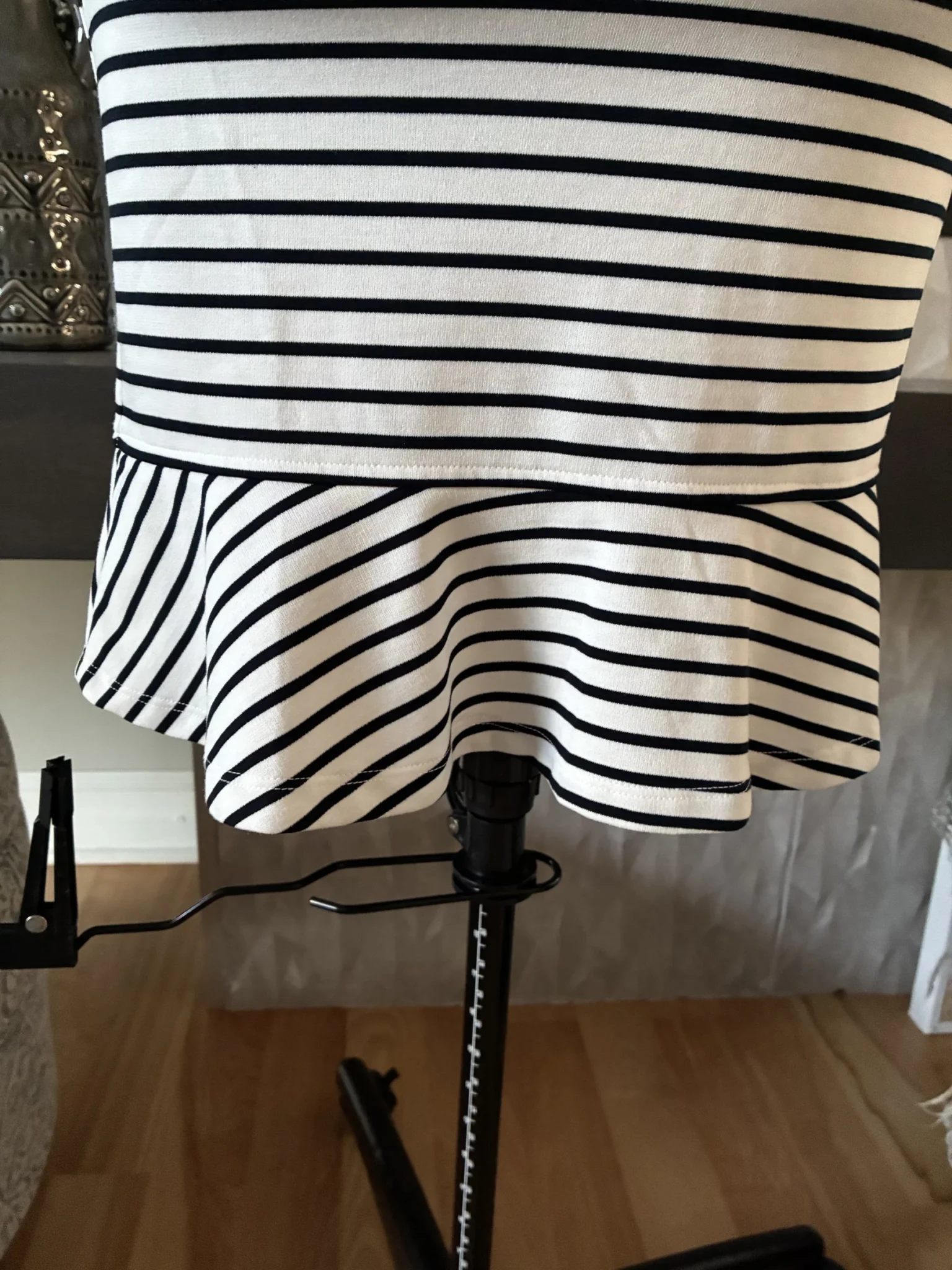 Image for Robe à rayure blanche et noir