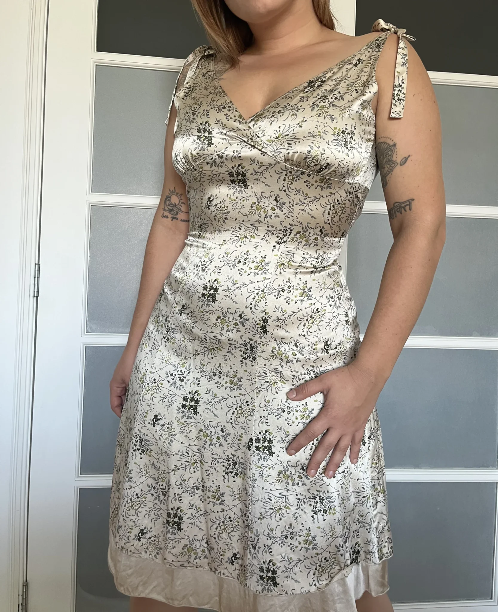 Featured image for 100% Soie! Robe Kensie taille 6 beige à motifs fleuris