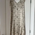 Thumbnail for 100% Soie! Robe Kensie taille 6 beige à motifs fleuris
