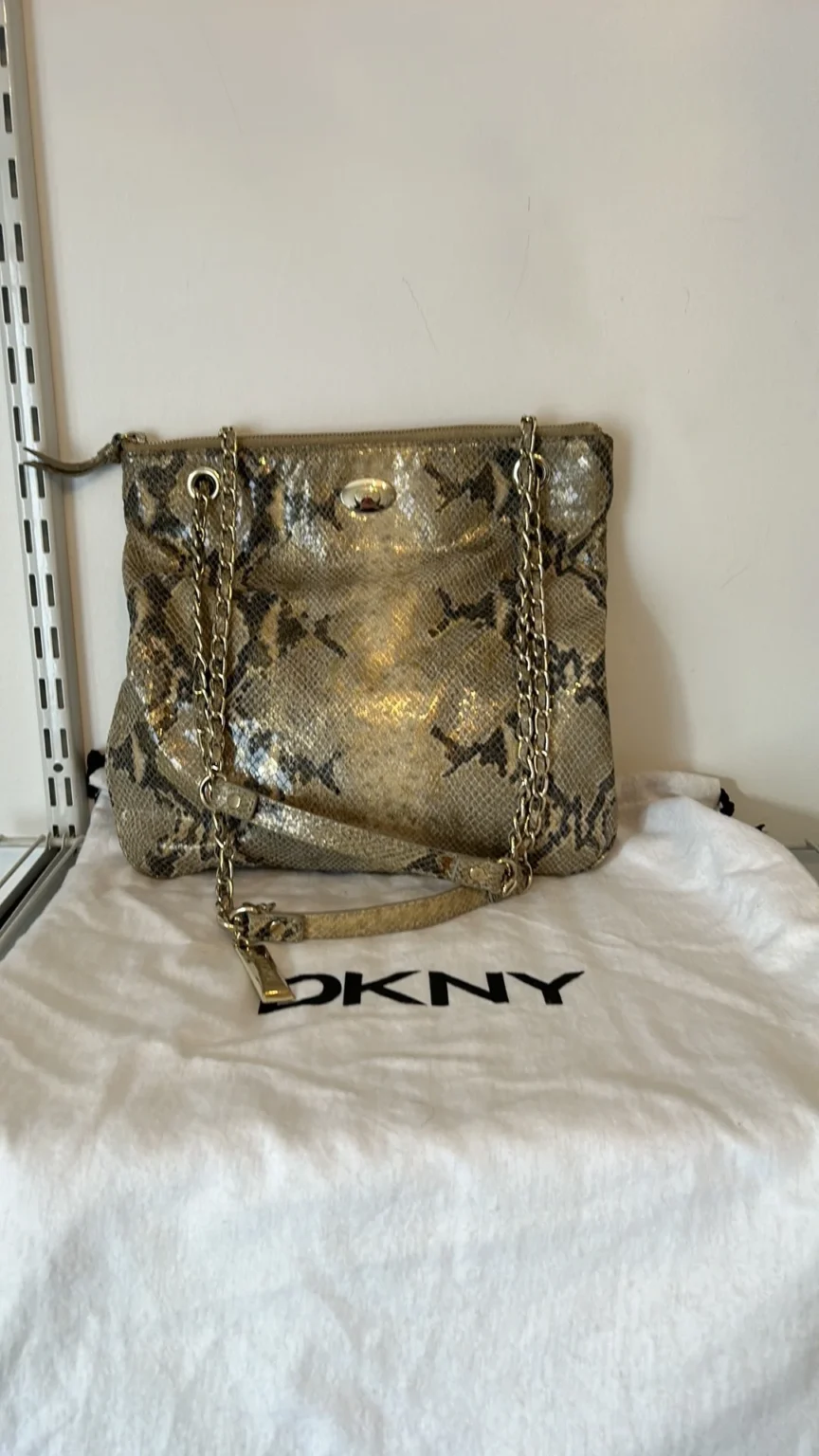 Featured image for Sac DKNY imprimé python – excellent état