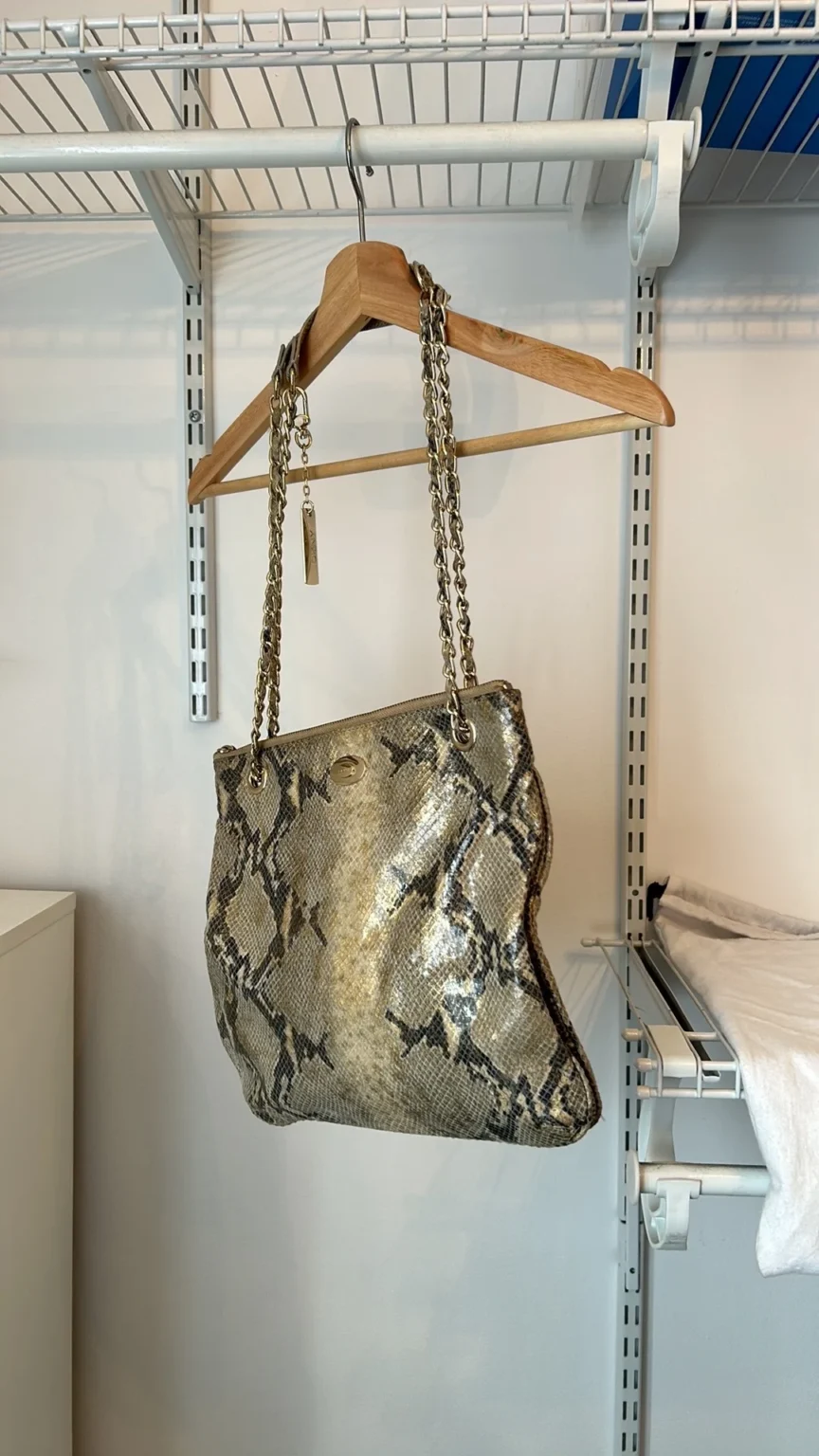 Image for Sac DKNY imprimé python – excellent état