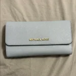 Featured thumbnail for ✨ Portefeuille continental Michael Kors Jet Set Travel en cuir Saffiano