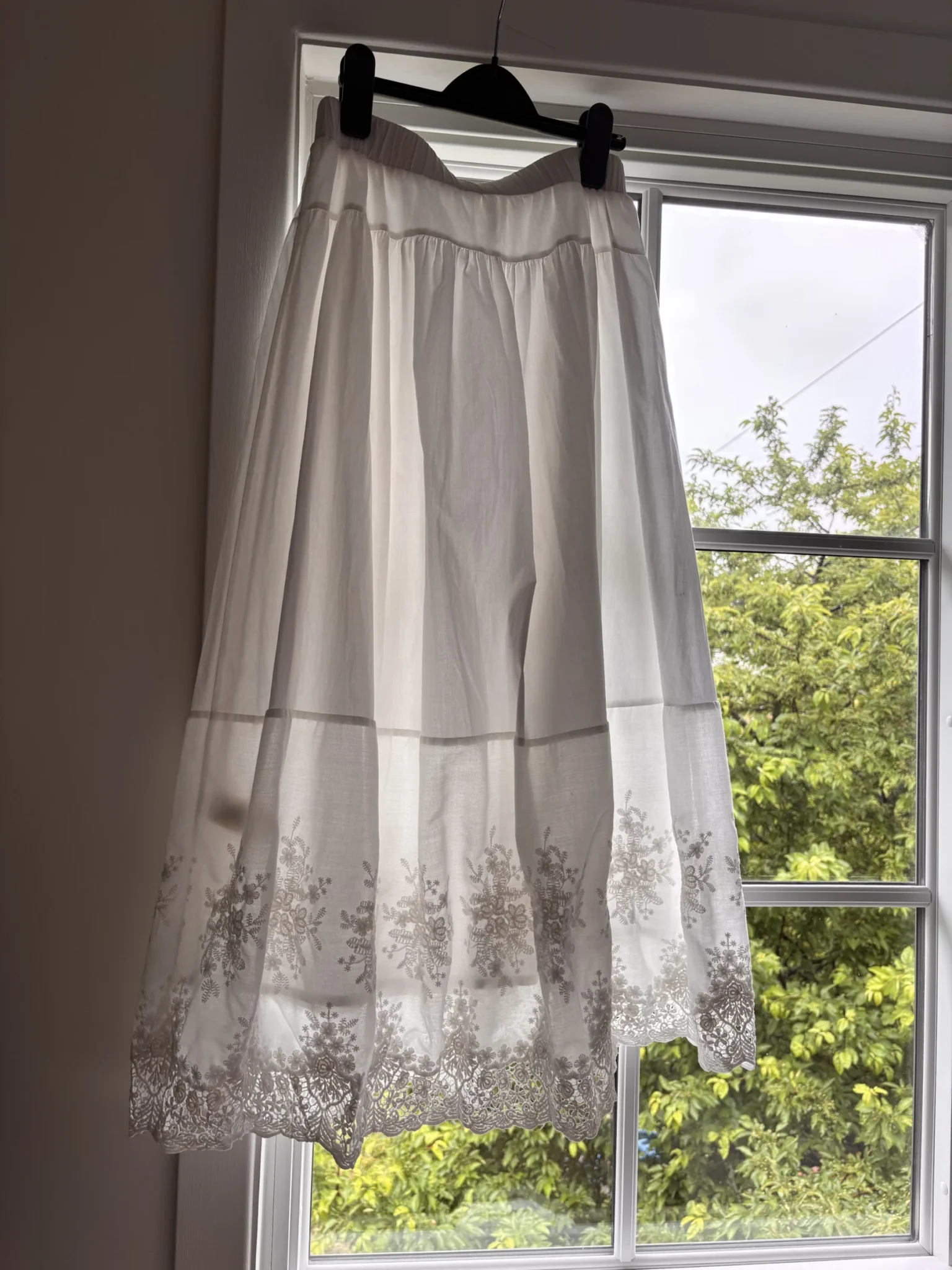 Featured image for Jupe midi avec dentelle