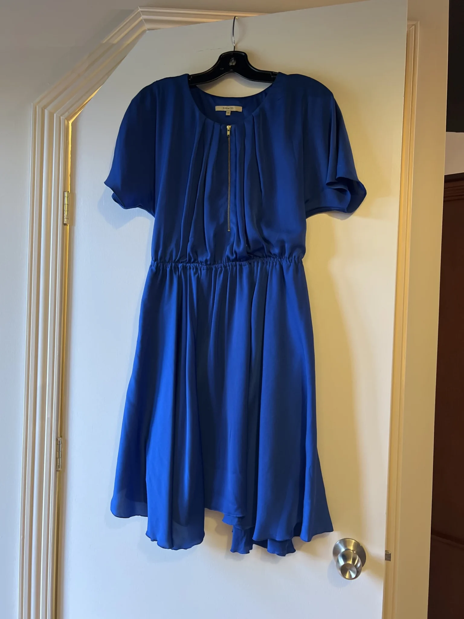Featured image for Robe soyeuse bleu royal