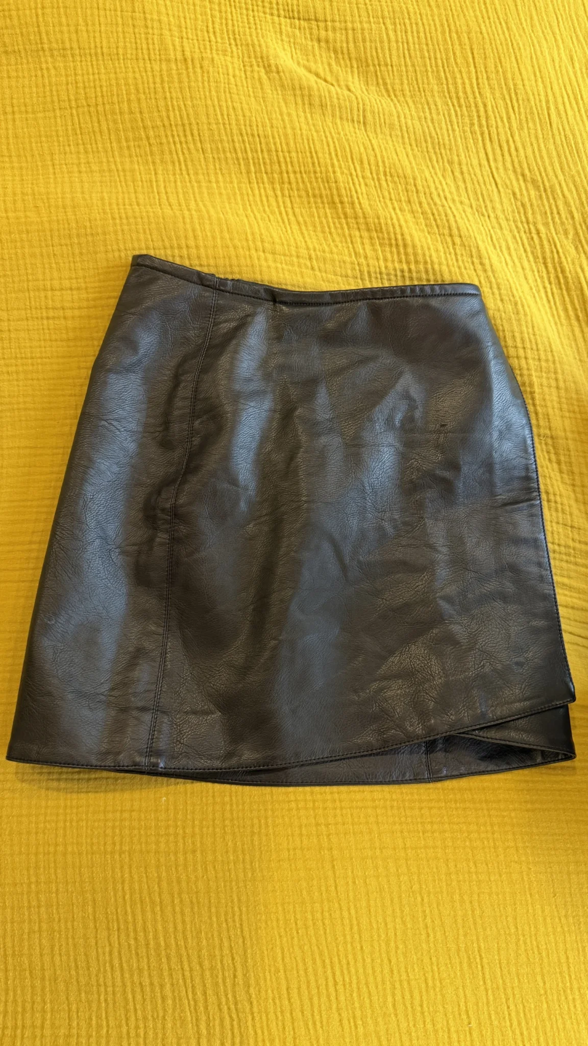 Featured image for Jupe courte noire, imitation cuir