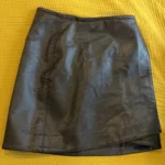 Featured thumbnail for Jupe courte noire, imitation cuir