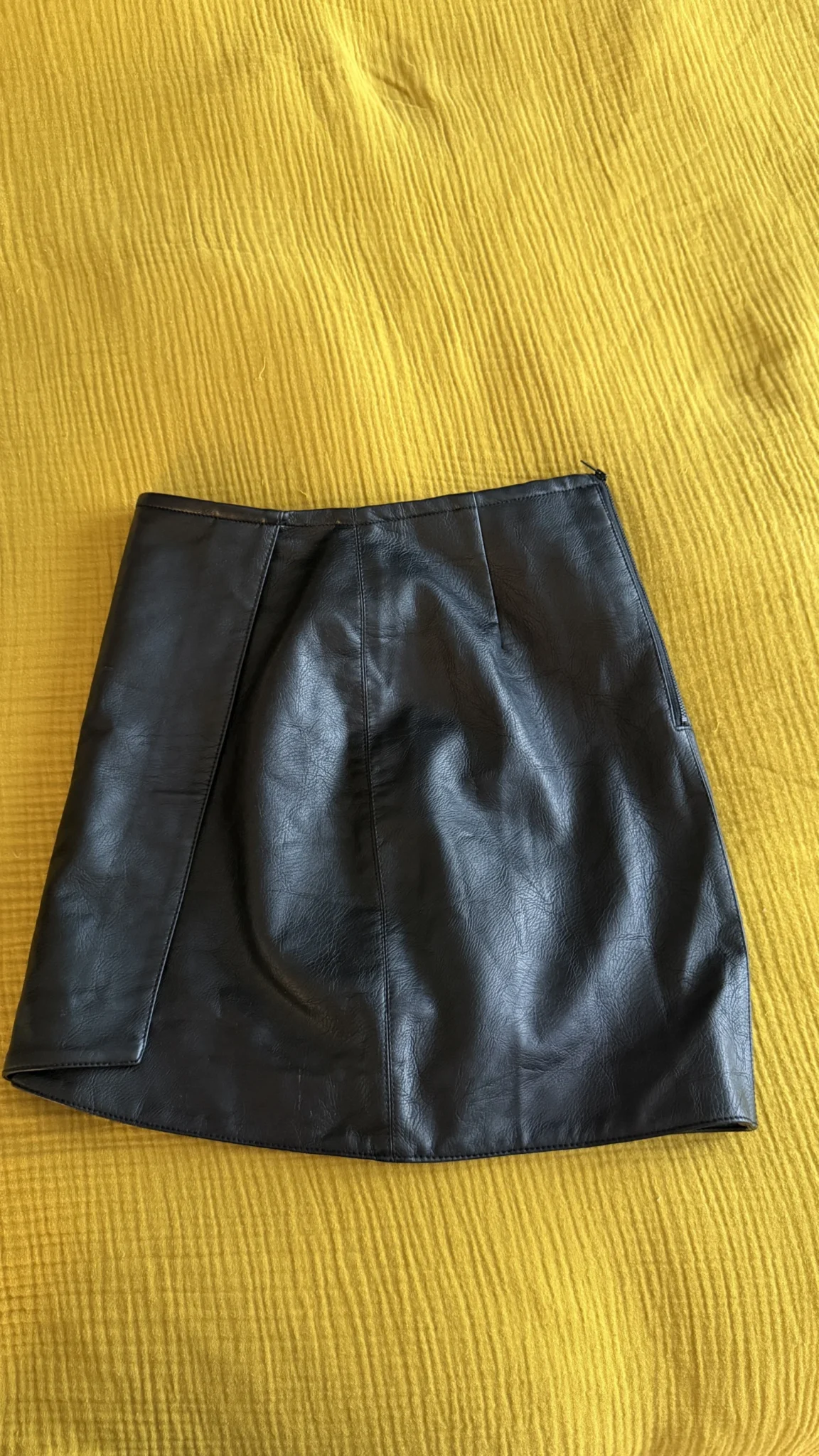 Image for Jupe courte noire, imitation cuir
