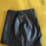 Thumbnail for Jupe courte noire, imitation cuir