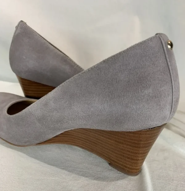 Image for Naturalizer faux suede shoes, size 5
