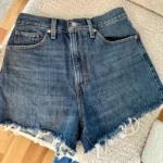 Featured thumbnail for Aritzia Levî’s High waisted mom shorts taille 27