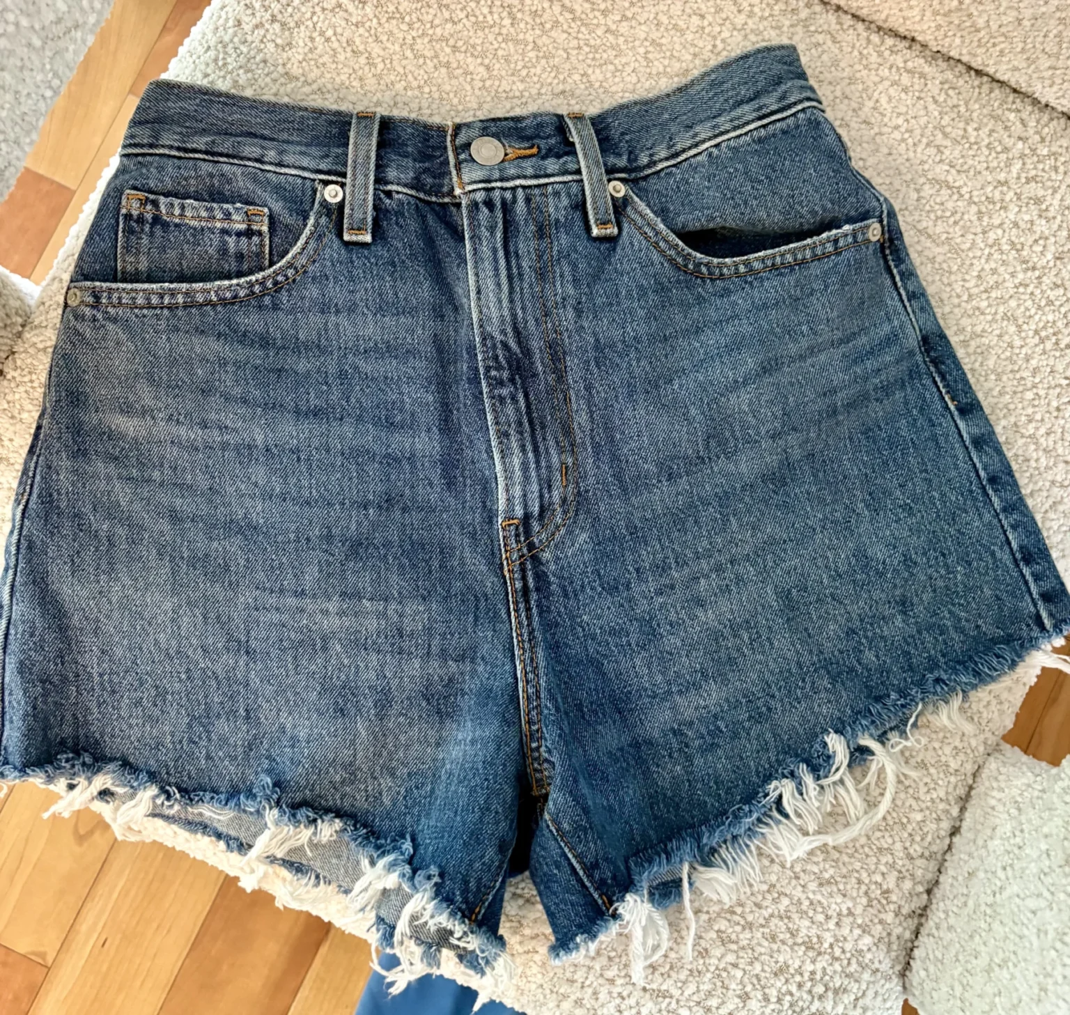 Featured image for Aritzia Levî’s High waisted mom shorts taille 27