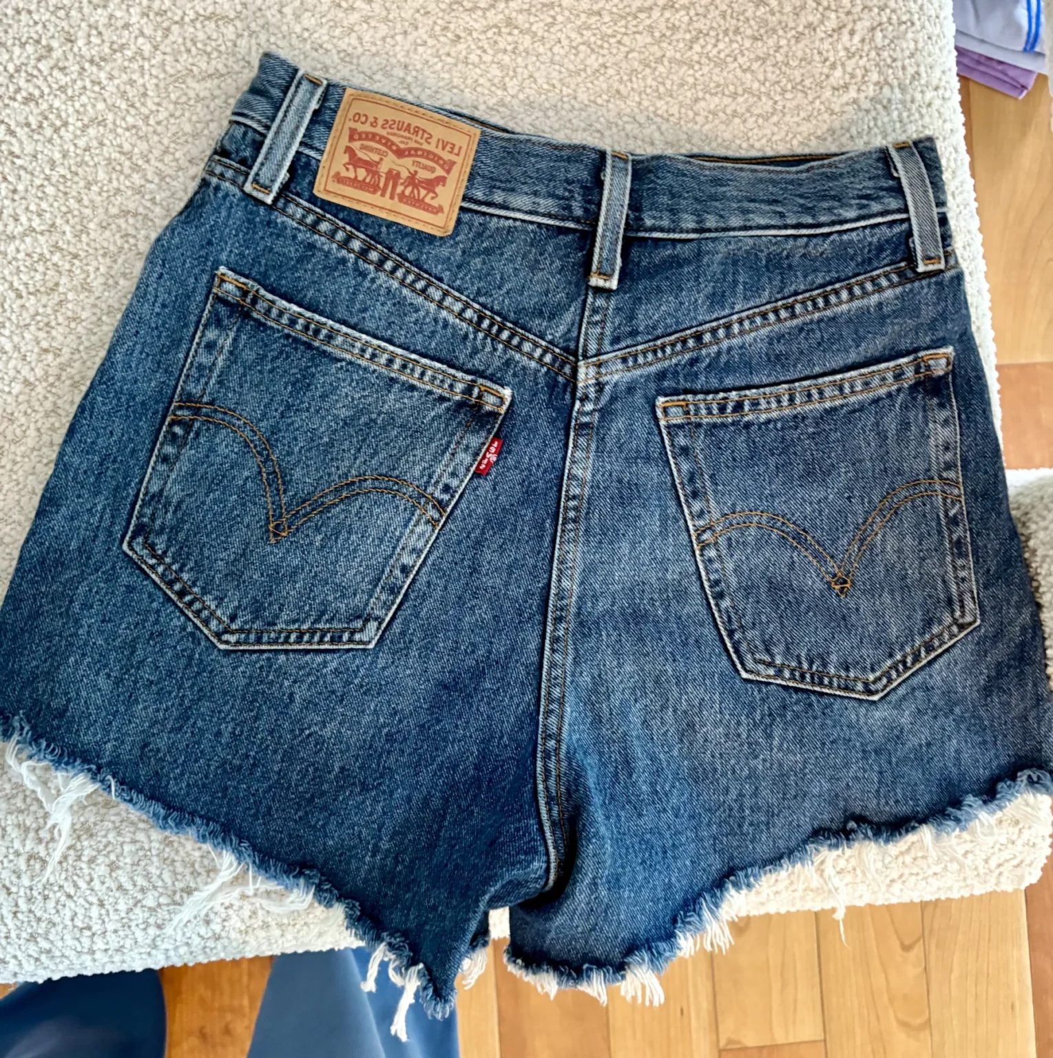 Image for Aritzia Levî’s High waisted mom shorts taille 27