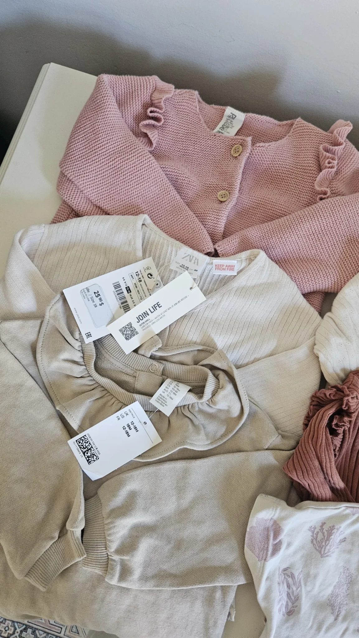 Featured image for **Lire description **Lot de vêtements  12 morceaux mi-saison pastels 3t Zara , Baby Gap, HM