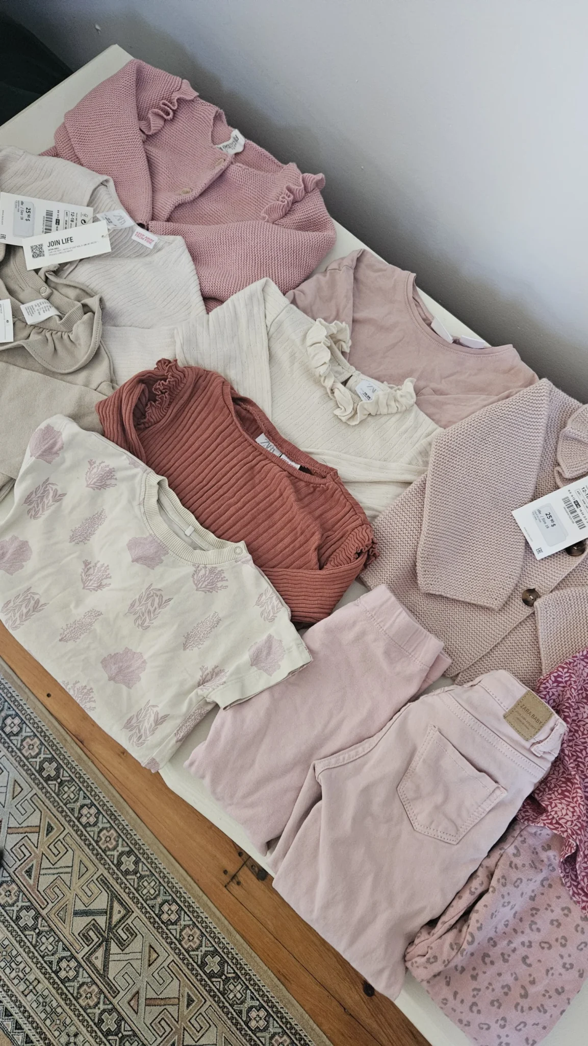 Image for **Lire description **Lot de vêtements  12 morceaux mi-saison pastels 3t Zara , Baby Gap, HM