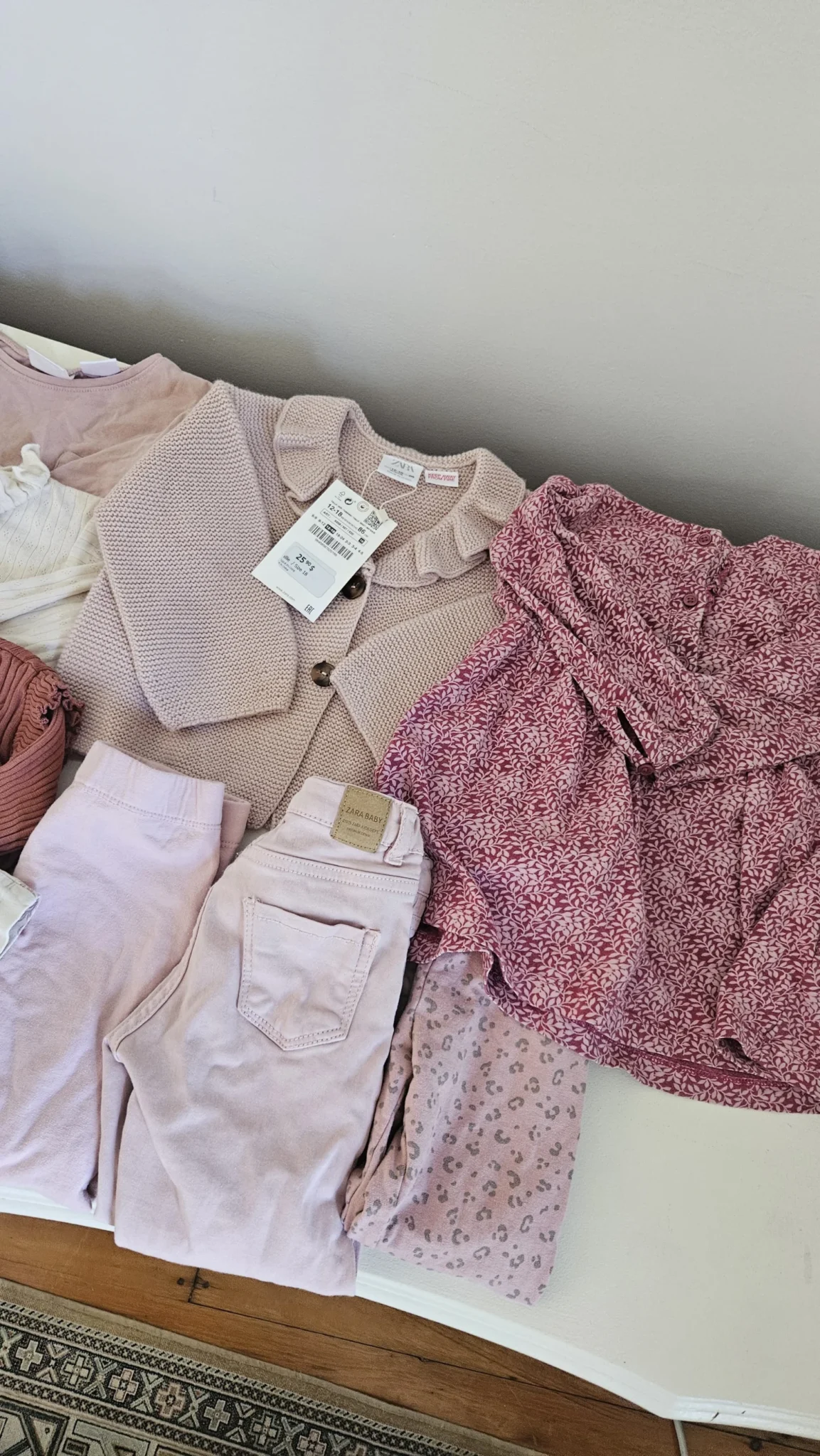 Image for **Lire description **Lot de vêtements  12 morceaux mi-saison pastels 3t Zara , Baby Gap, HM