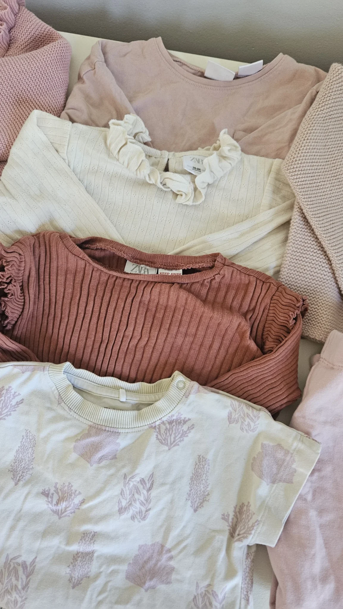 Image for **Lire description **Lot de vêtements  12 morceaux mi-saison pastels 3t Zara , Baby Gap, HM