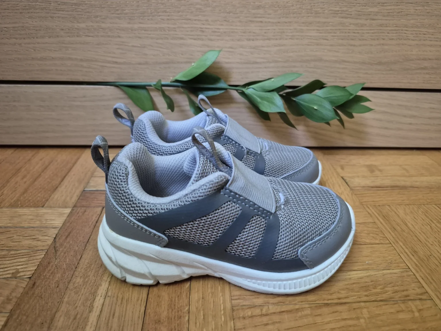 Featured image for Baskets gris pour bébé/toddler