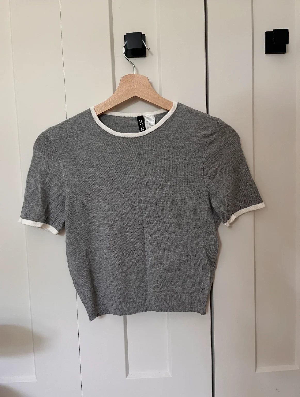 Featured image for t-shirt maille fine gris col blanc