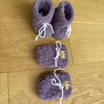 Featured thumbnail for Pantoufles et mitaines pour bébé