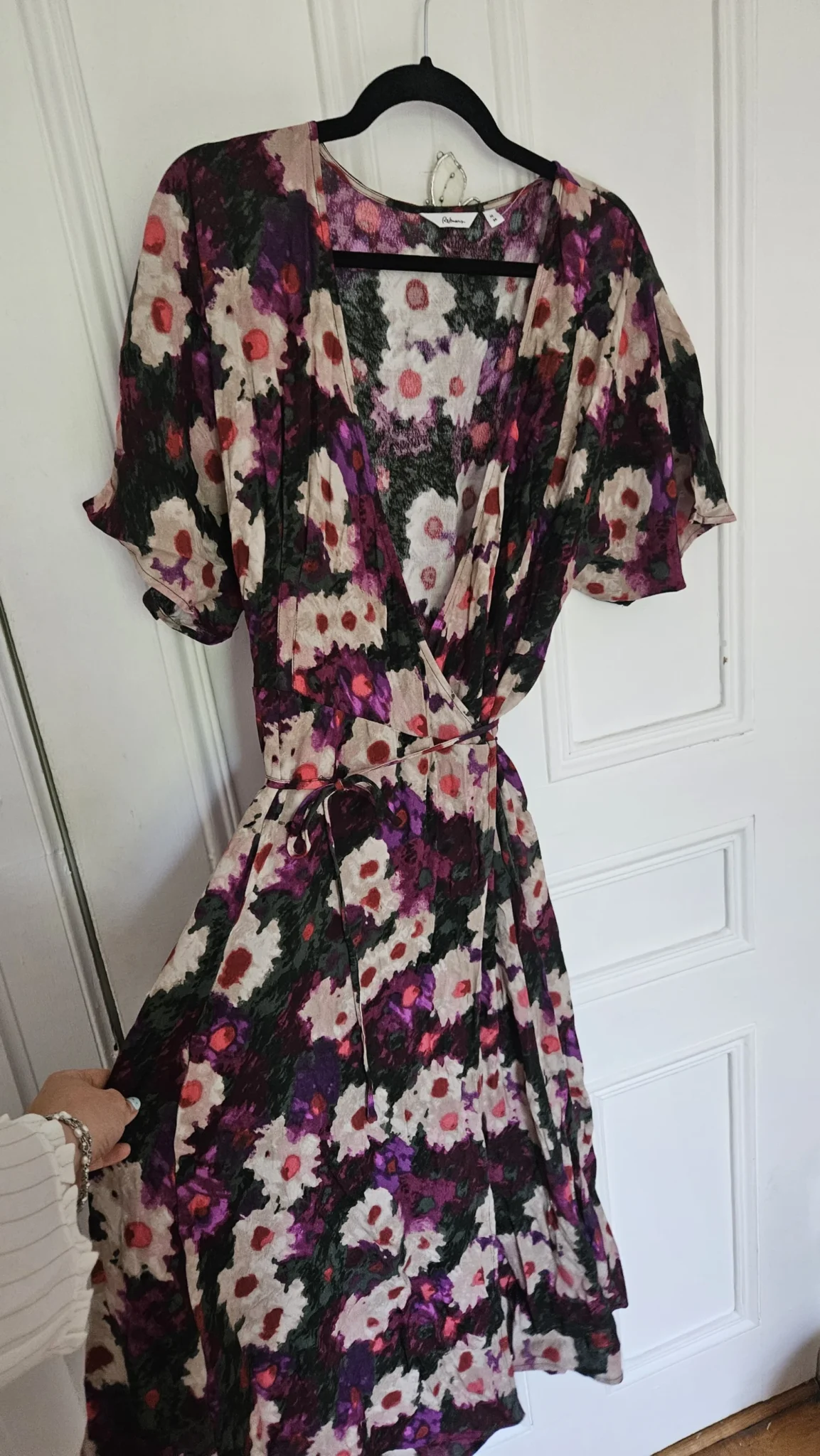 Featured image for Robe portefeuille fleurie Reitmans grandeur médium