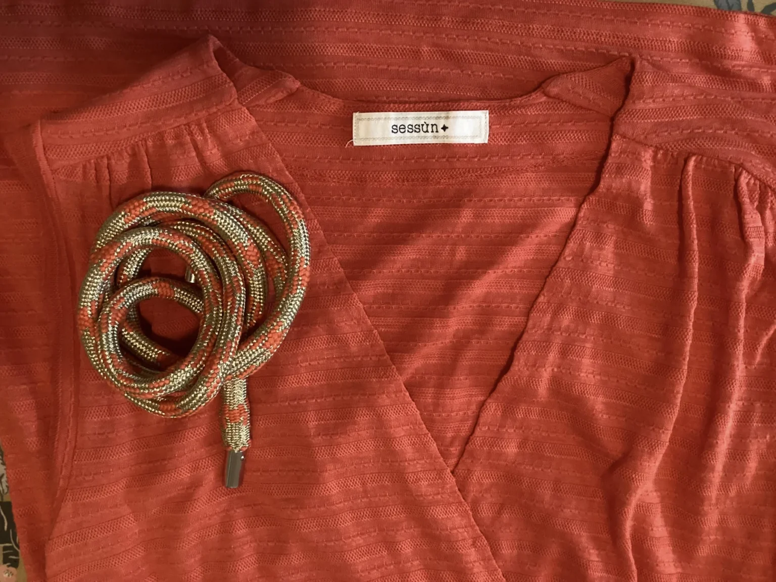 Featured image for Jolie robe rouge/orangée de Sessun