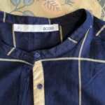 Featured thumbnail for Tunique bleue avec lignes jaunes/dorées