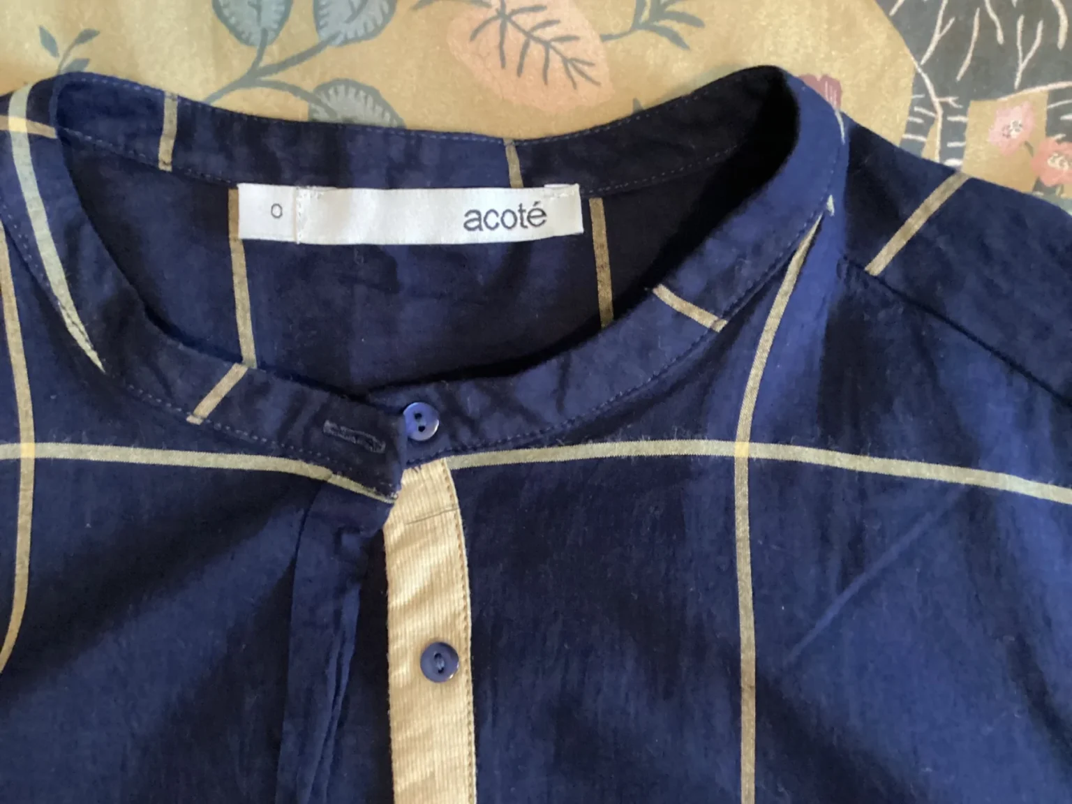 Featured image for Tunique bleue avec lignes jaunes/dorées