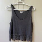 Featured thumbnail for Camisole grise avec dentelle dans le bas