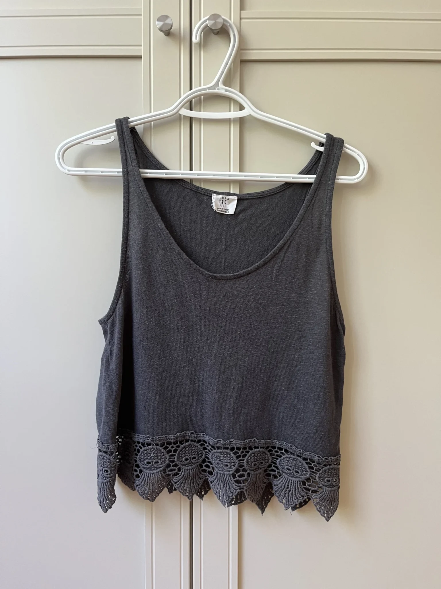 Featured image for Camisole grise avec dentelle dans le bas