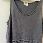 Thumbnail for Camisole grise avec dentelle dans le bas