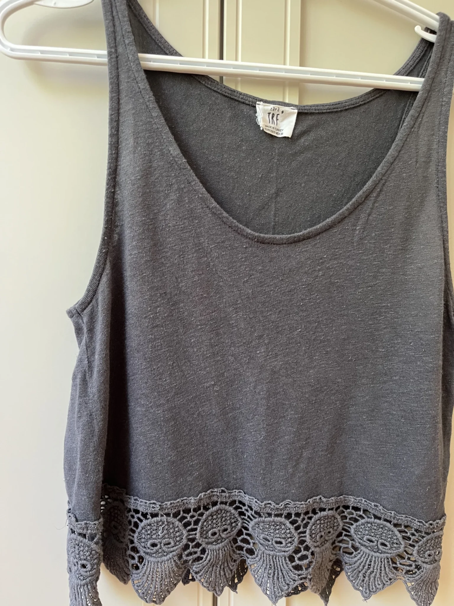 Image for Camisole grise avec dentelle dans le bas
