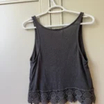 Thumbnail for Camisole grise avec dentelle dans le bas