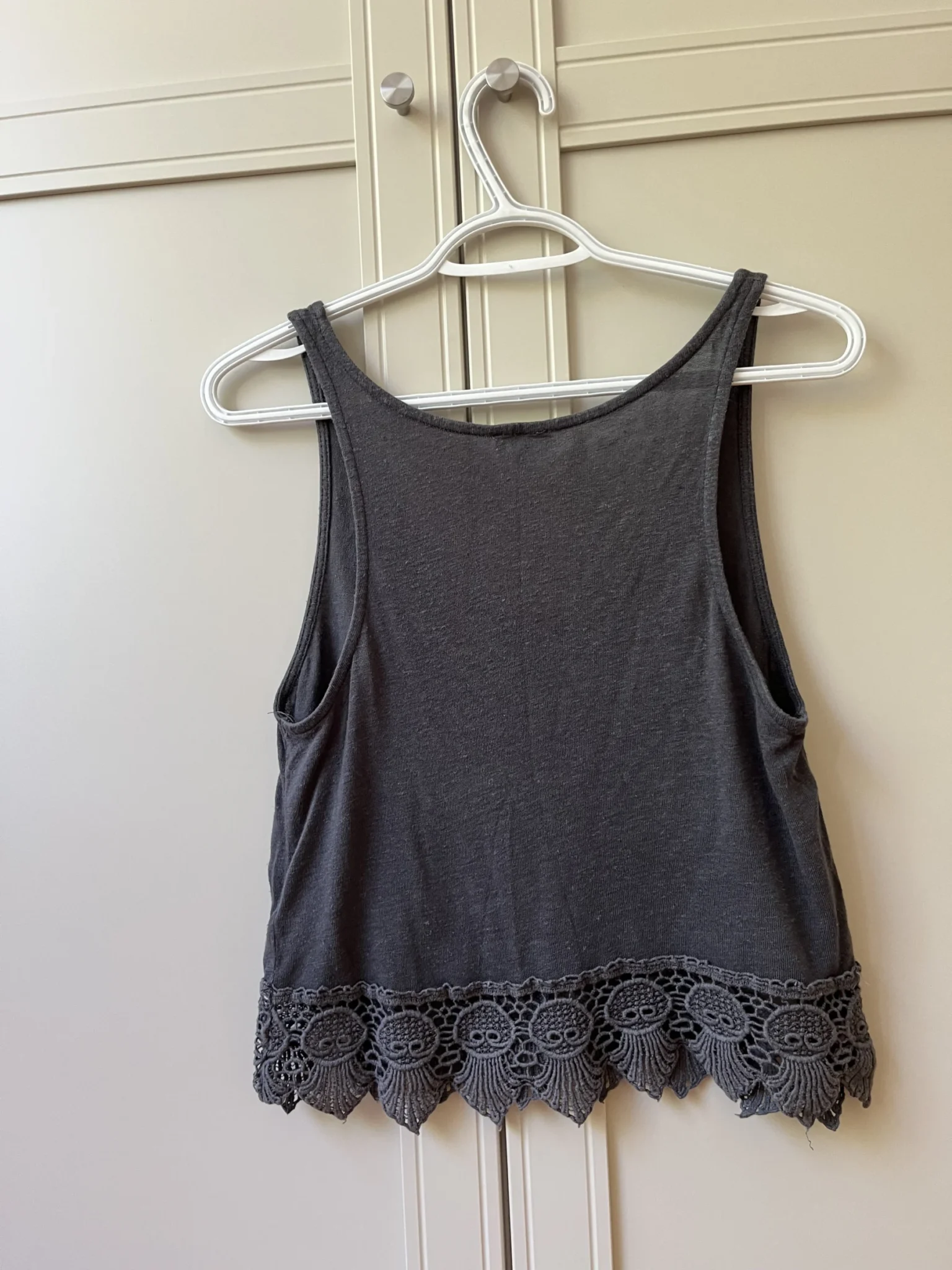 Image for Camisole grise avec dentelle dans le bas