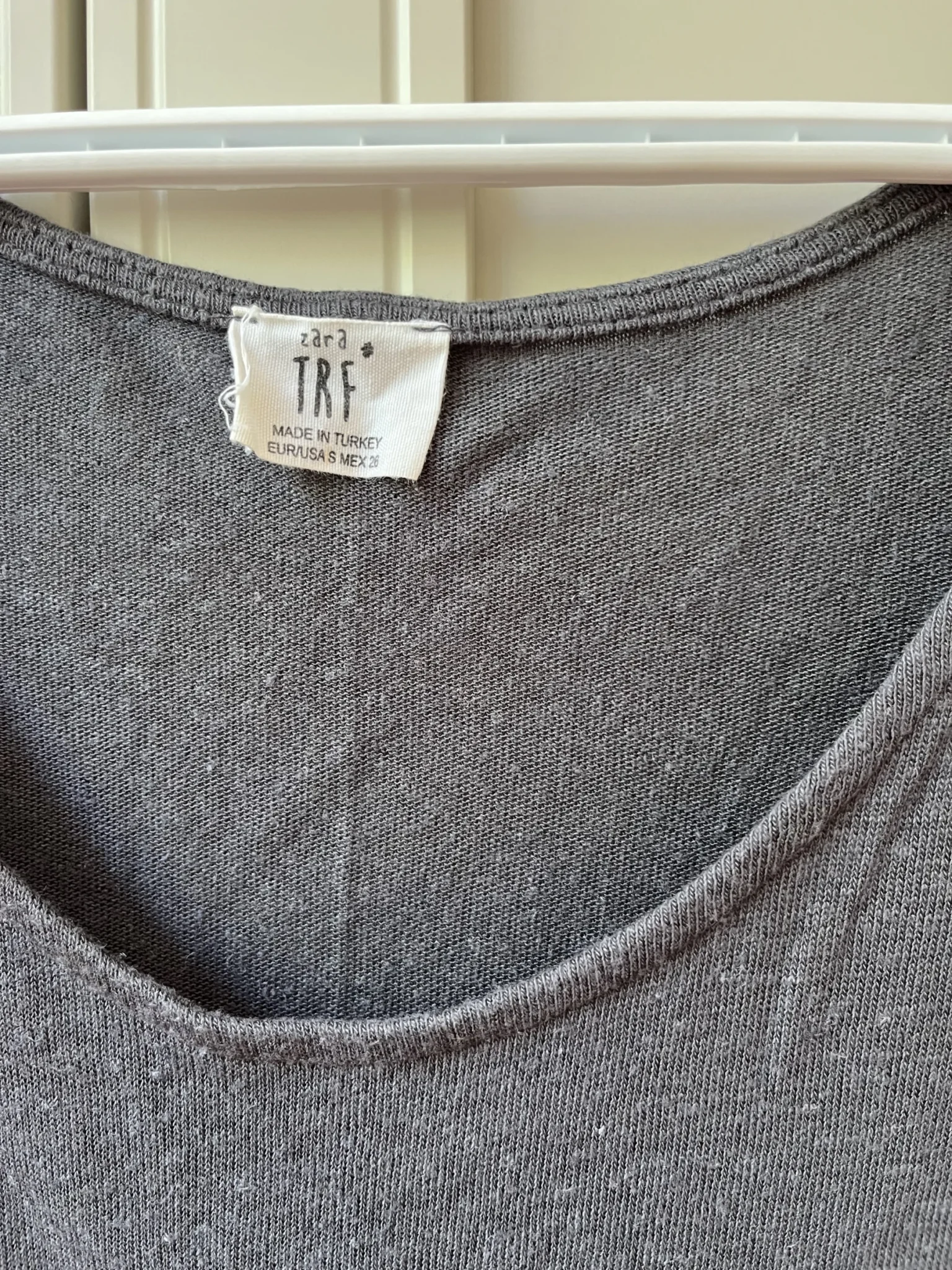 Image for Camisole grise avec dentelle dans le bas