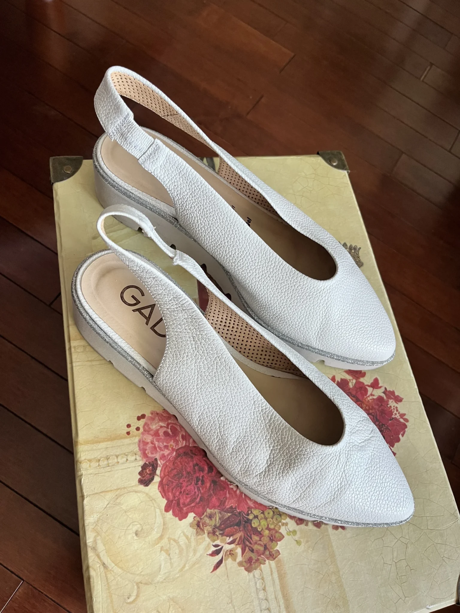 Image for Belles sandales blanches + ligne fine argent GADEA 8.5