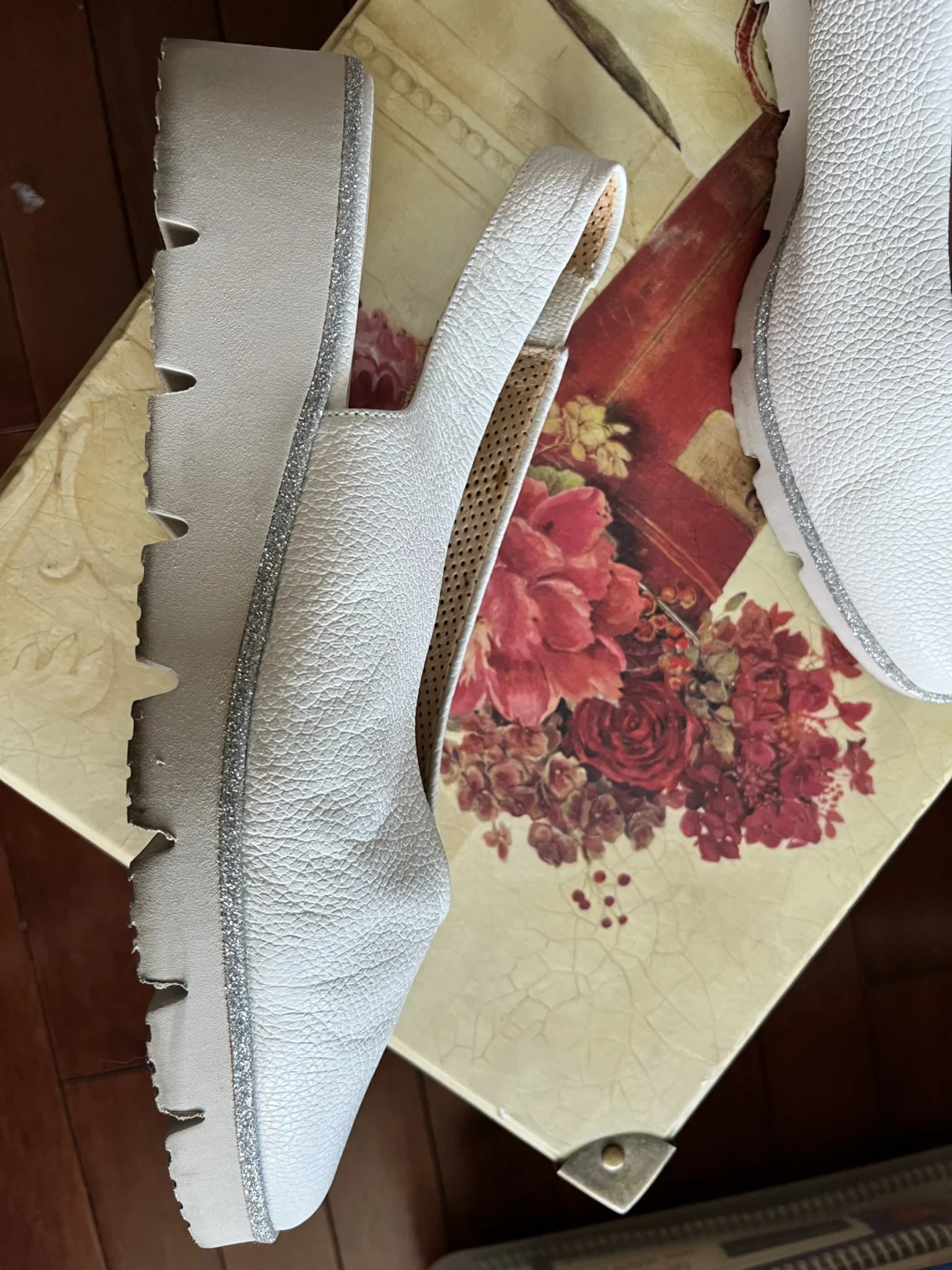 Image for Belles sandales blanches + ligne fine argent GADEA 8.5