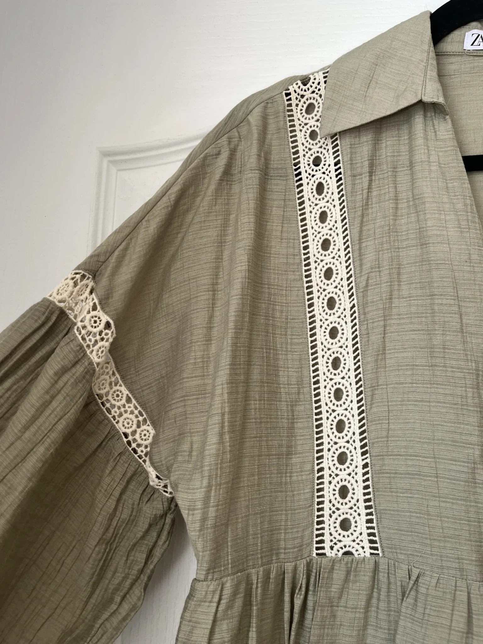 Image for Robe Zara kaki taille S manches bouffantes et broderies