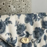 Thumbnail for Pochette Sézane motifs fleuris beige et bleu