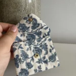 Thumbnail for Pochette Sézane motifs fleuris beige et bleu