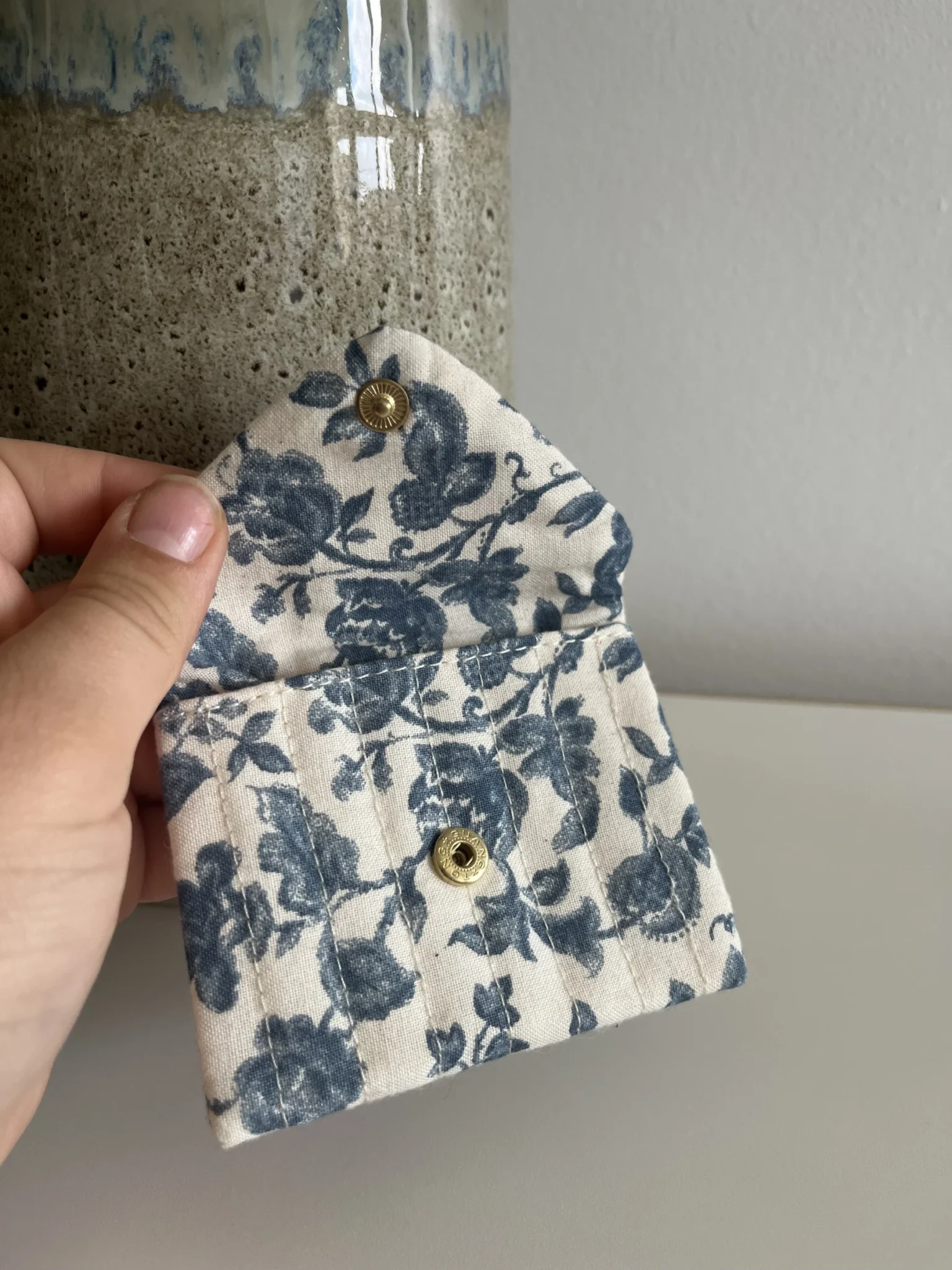 Image for Pochette Sézane motifs fleuris beige et bleu