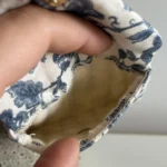 Thumbnail for Pochette Sézane motifs fleuris beige et bleu