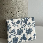 Thumbnail for Pochette Sézane motifs fleuris beige et bleu