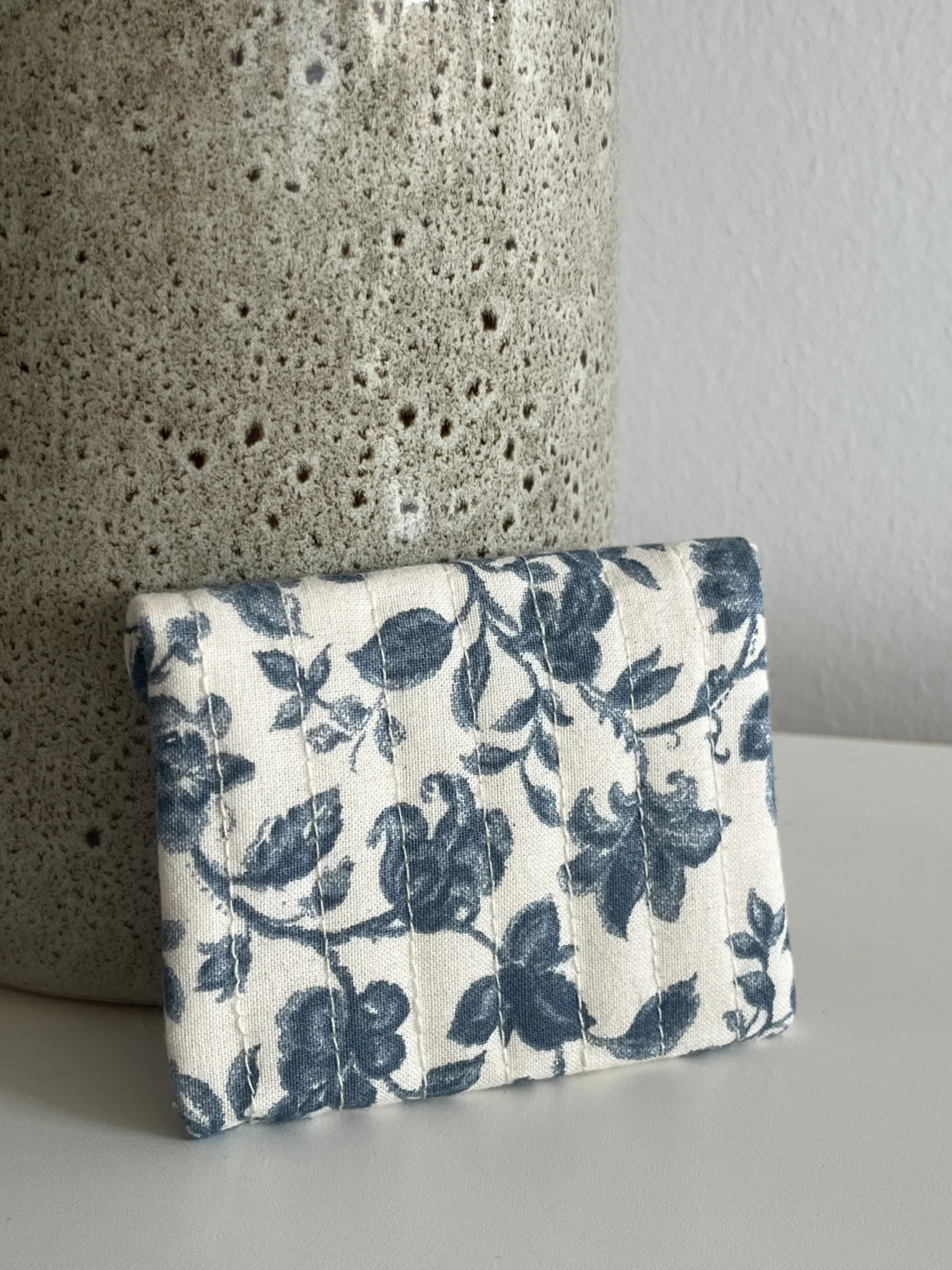 Image for Pochette Sézane motifs fleuris beige et bleu